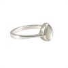 Bague délicate en argent sterling avec nacre de perle naturelle en forme de goutte aux reflets irisés subtils, sertissage clos, design minimaliste sur fond blanc