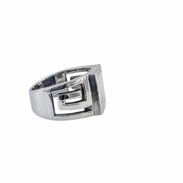 Bague carrée pour homme en argent sterling 925 avec détail grec, bijou signé Alberto Bijoux, bijouterie spécialisée dans les bijoux en argent à Montréal.