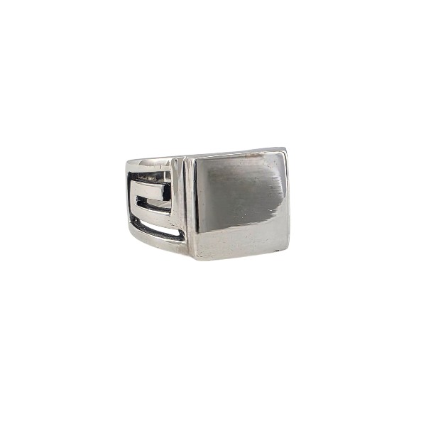 Bague carrée pour homme en argent sterling 925 avec détail grec, bijou signé Alberto Bijoux, bijouterie spécialisée dans les bijoux en argent à Montréal.