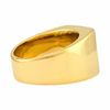 Bague dorée type chevalière avec pierre noire carréeVue frontale d’une bague carrée noire en acier inoxydable doré