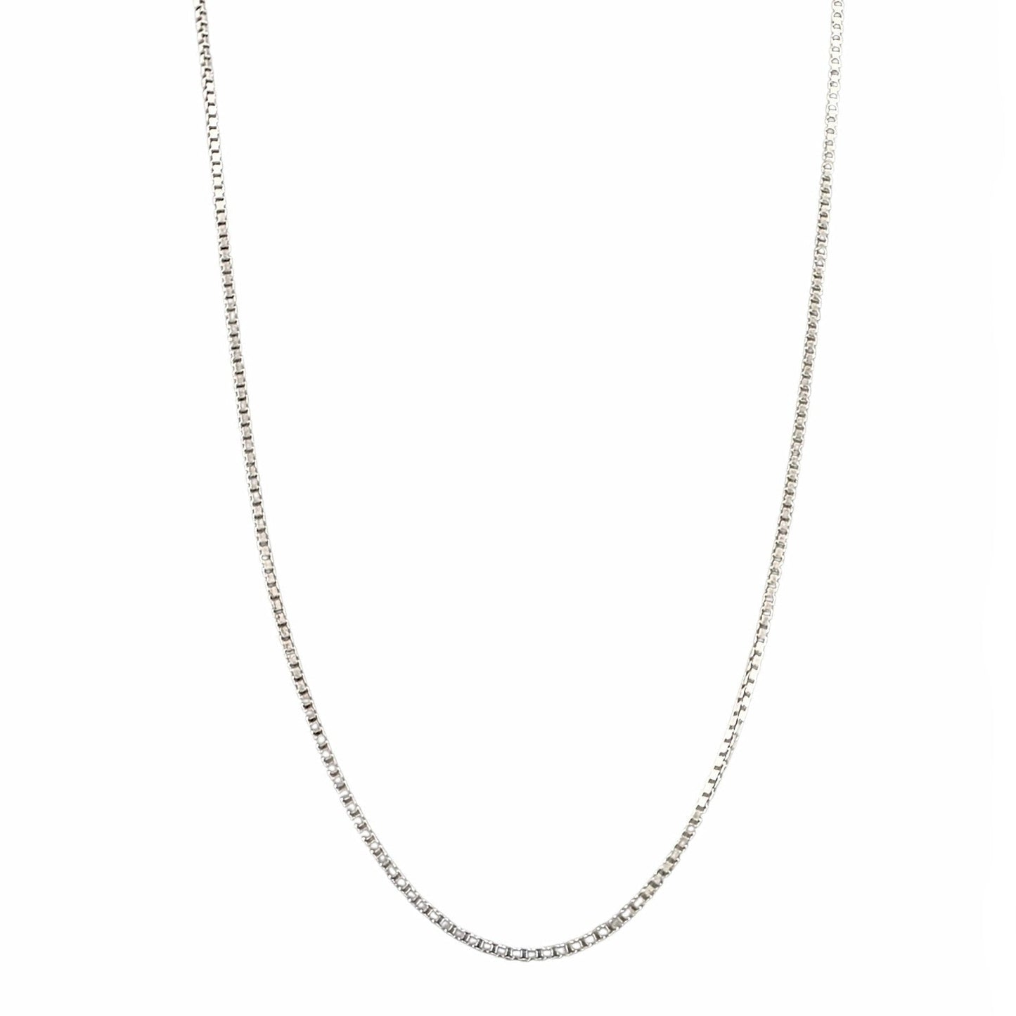Chaîne vénitienne fine en argent sterling 925 de 1.10mm avec maillons carrés géométriques sur fond blanc