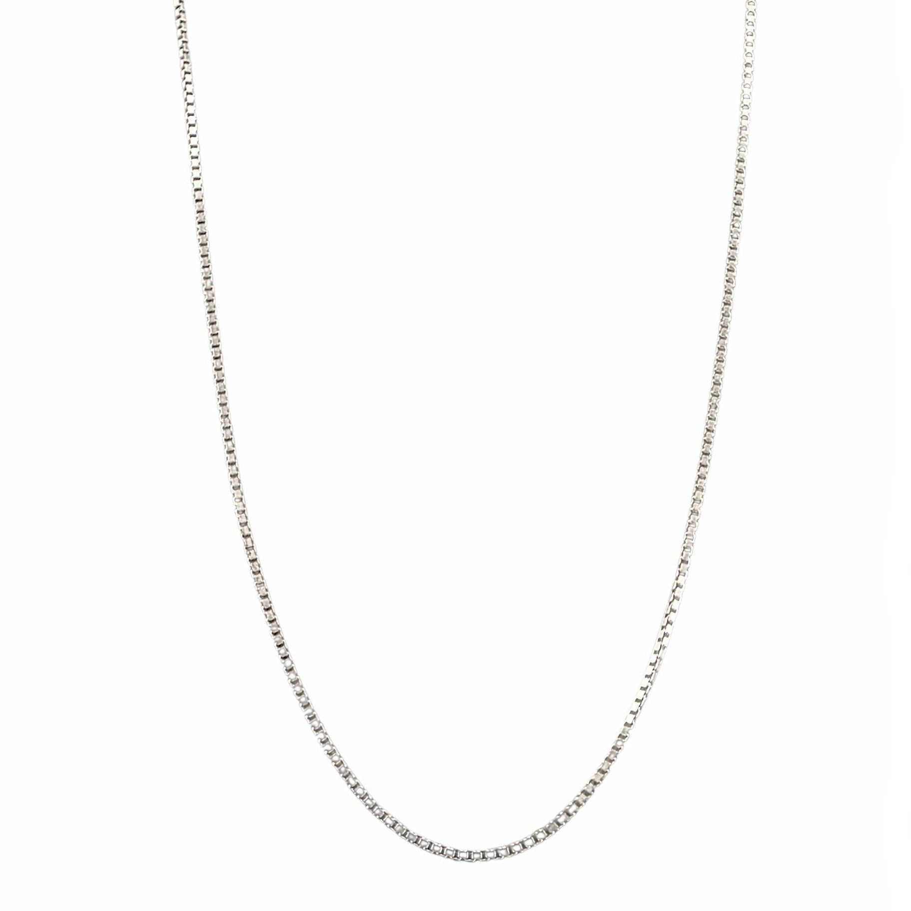 Chaîne vénitienne fine en argent sterling 925 de 1.10mm avec maillons carrés géométriques sur fond blanc