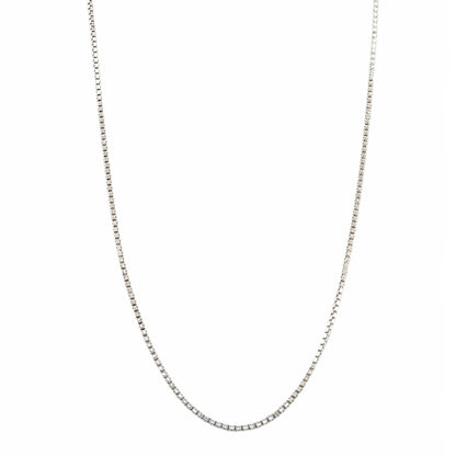 Chaîne vénitienne fine en argent sterling 925 de 1.10mm avec maillons carrés géométriques sur fond blanc