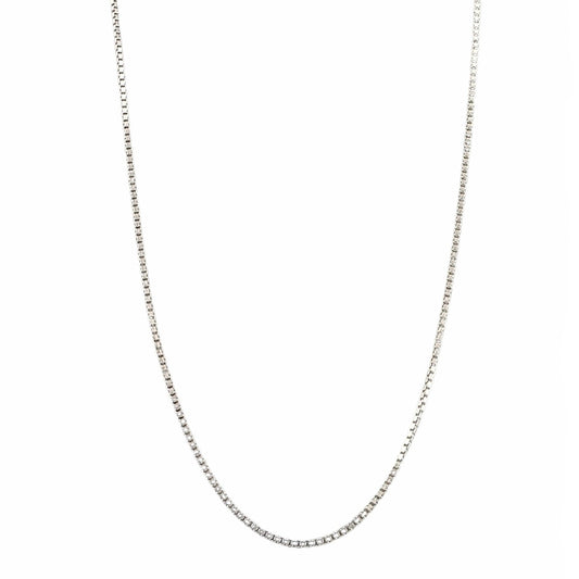 Chaîne vénitienne fine en argent sterling 925 de 1.10mm avec maillons carrés géométriques sur fond blanc