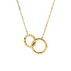 Collier doré avec deux anneaux entrelacés, symbole d’union et d’élégance, présenté sur fond blanc