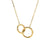 Collier doré avec deux anneaux entrelacés, symbole d’union et d’élégance, présenté sur fond blanc