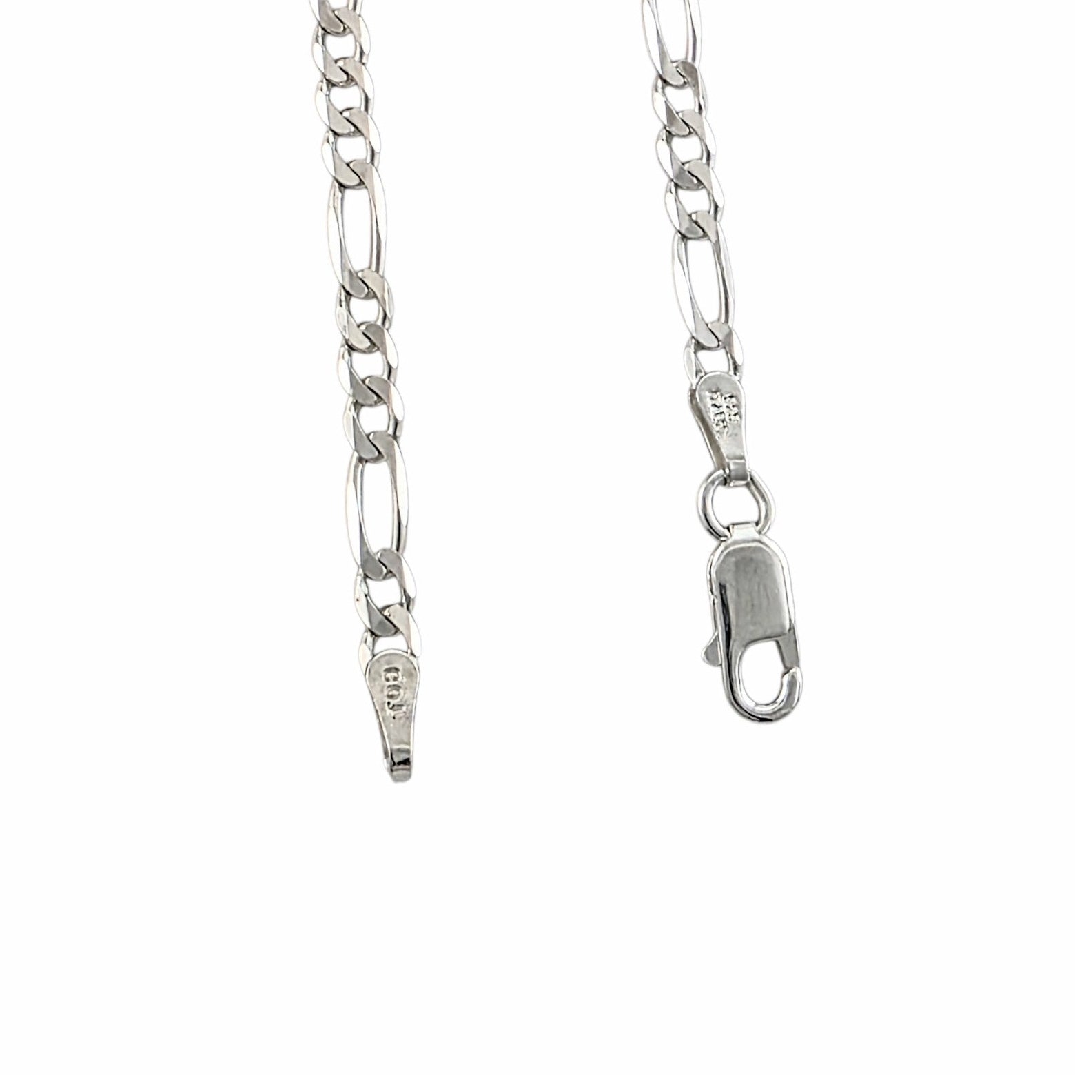 Détail du fermoir mousqueton et poinçon 925 de la chaîne Figaro en argent sterling sur fond blanc
