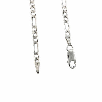 Détail du fermoir mousqueton et poinçon 925 de la chaîne Figaro en argent sterling sur fond blanc