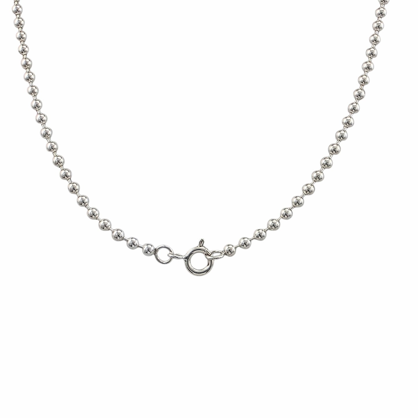 Chaîne billes en argent sterling 925 de 2.5mm avec sphères polies uniformes et brillantes sur fond blanc