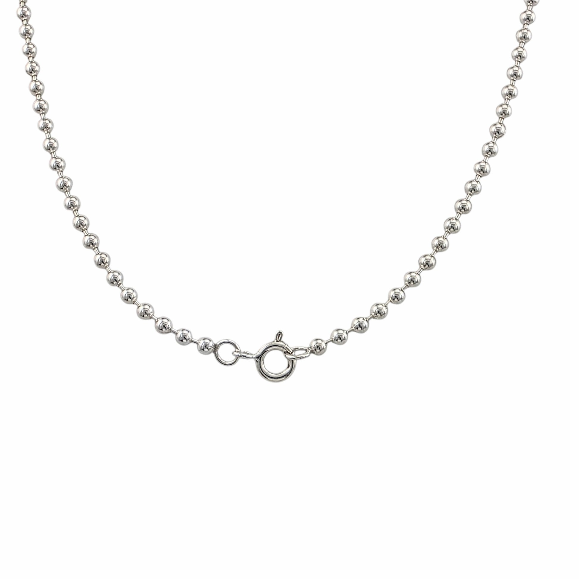 Chaîne billes en argent sterling 925 de 2.5mm avec sphères polies uniformes et brillantes sur fond blanc