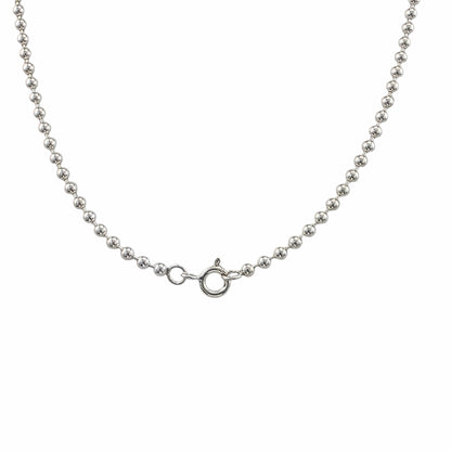 Chaîne billes en argent sterling 925 de 2.5mm avec sphères polies uniformes et brillantes sur fond blanc