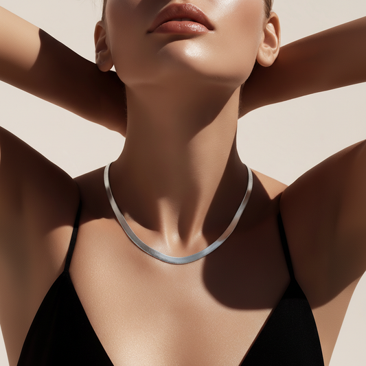 Chaîne herringbone maille plate magique en argent sterling 925 de 3.5mm avec surface miroir brillante et maillons en chevron sur fond blanc