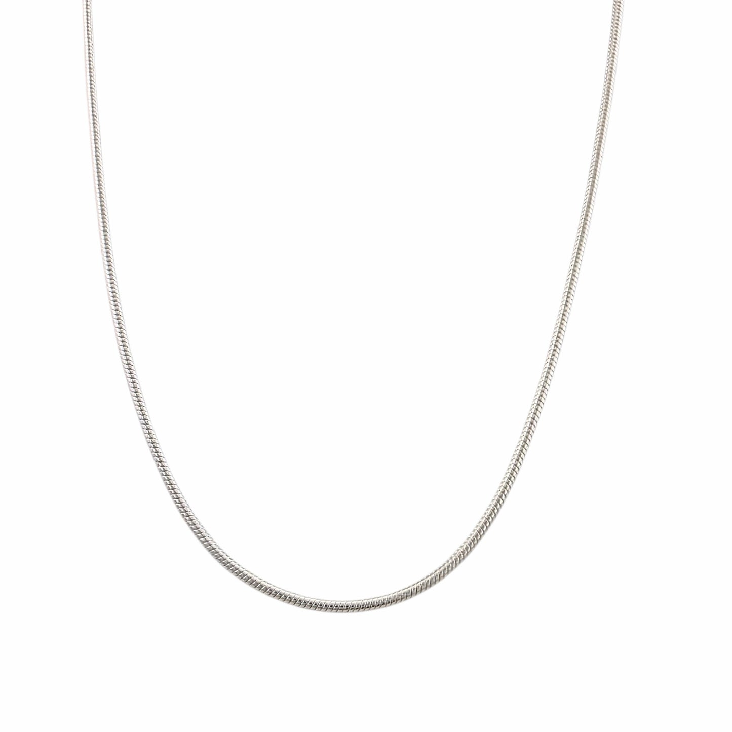 Chaîne serpent fine en argent sterling 925 de 1.25mm avec surface lisse et brillante sur fond blanc