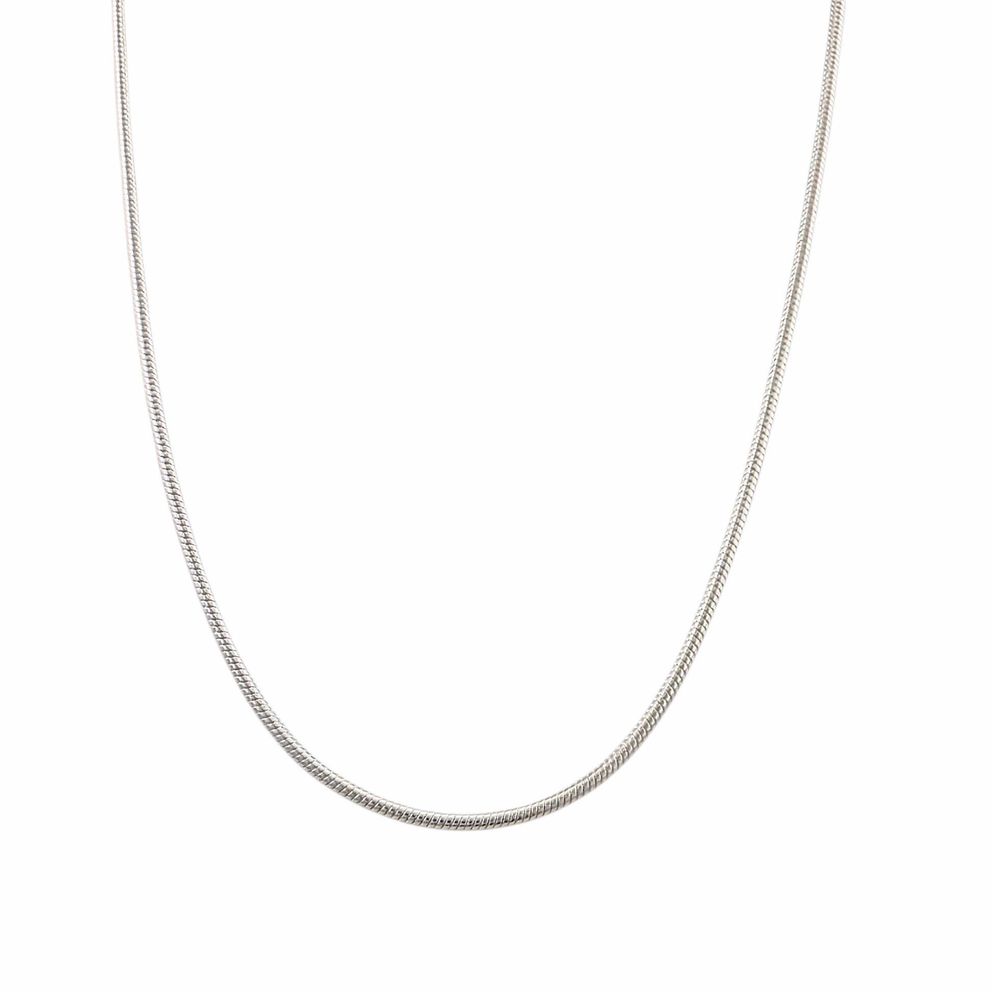 Chaîne serpent fine en argent sterling 925 de 1.25mm avec surface lisse et brillante sur fond blanc