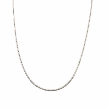 Chaîne serpent fine en argent sterling 925 de 1.25mm avec surface lisse et brillante sur fond blanc