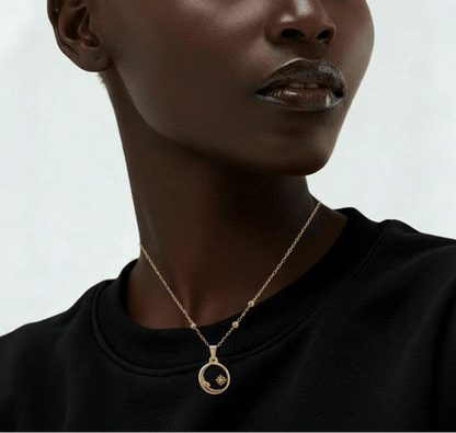 Soleil & Lune – Collier Doré Émail Blanc 18 mm - Alberto Bijoux