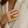 Bague dorée large au design bombé sculptural en acier inoxydable