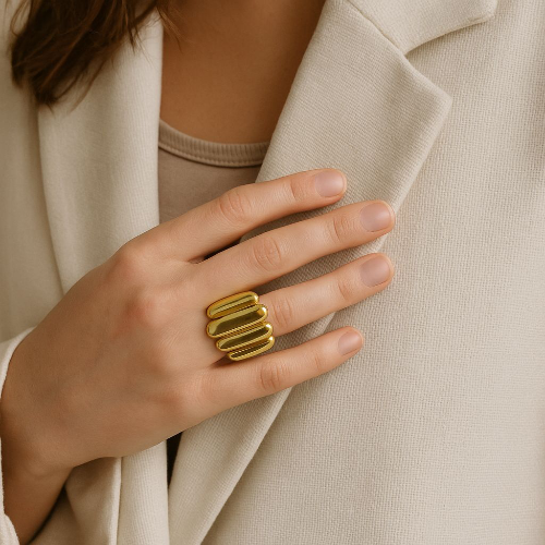 Bague dorée large au design bombé sculptural en acier inoxydable