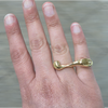 Bague dorée ajustable deux doigts au design fluideVue latérale de la bague 2 doigts en forme de goutte en acier inoxydable