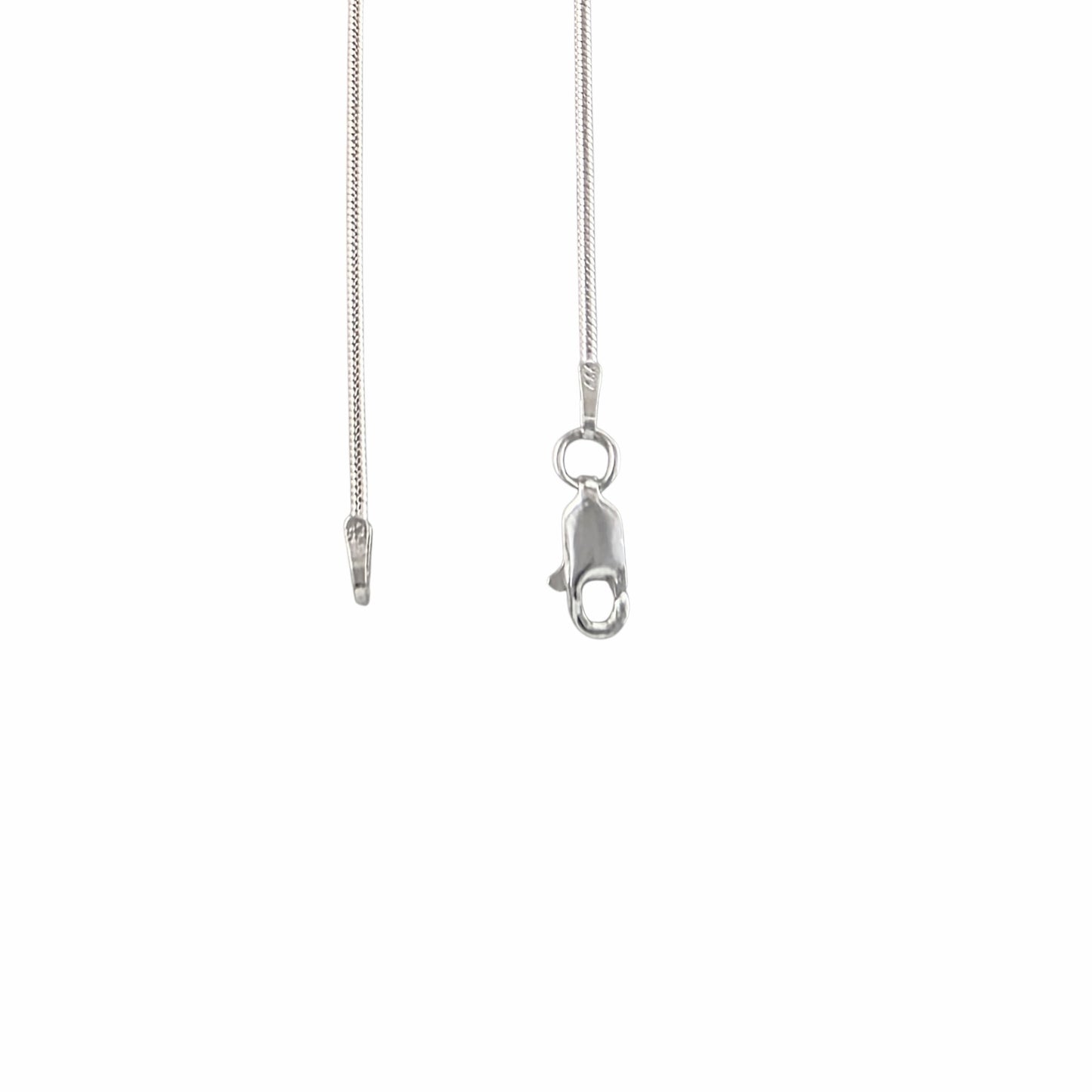 Détail du fermoir mousqueton et poinçon 925 de la chaîne serpent en argent sterling sur fond blanc