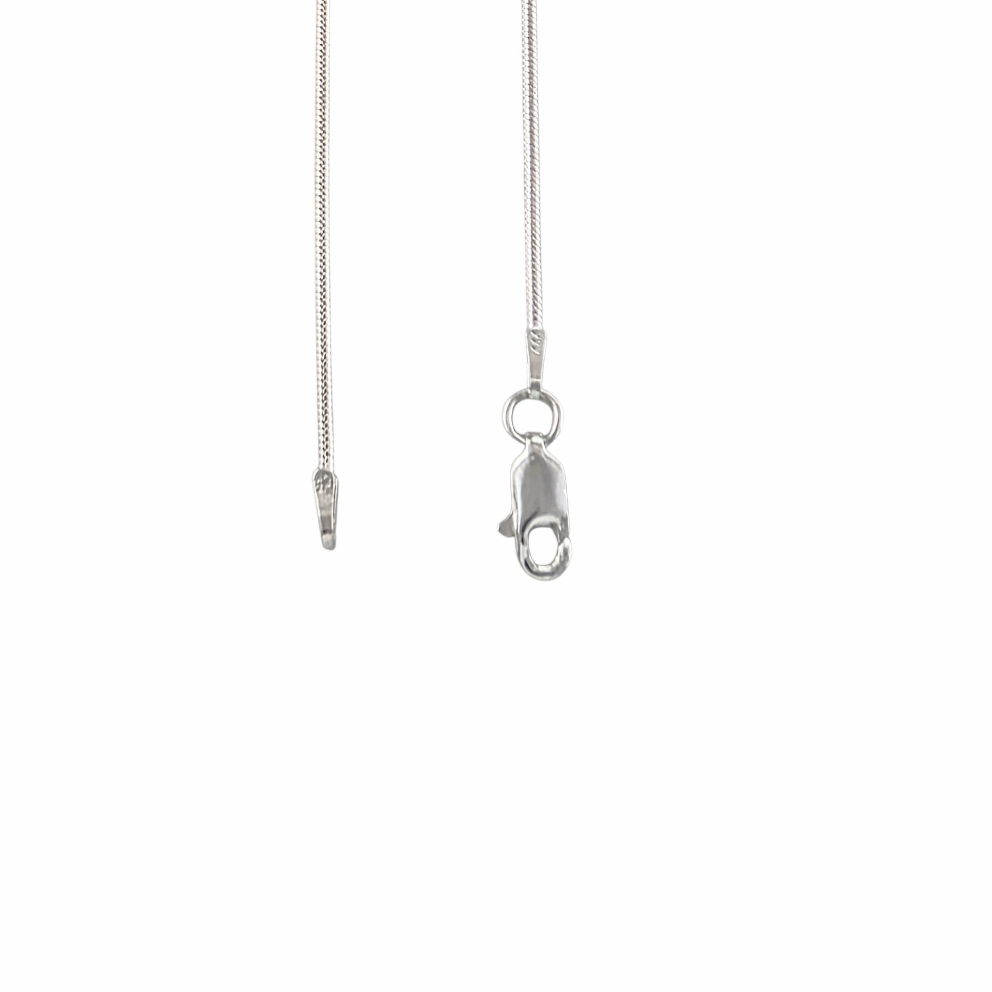 Détail du fermoir mousqueton et poinçon 925 de la chaîne serpent en argent sterling sur fond blanc