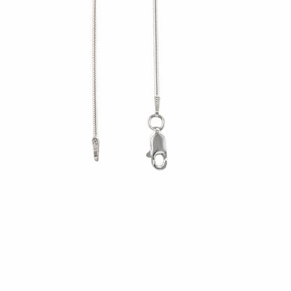 Détail du fermoir mousqueton et poinçon 925 de la chaîne serpent en argent sterling sur fond blanc