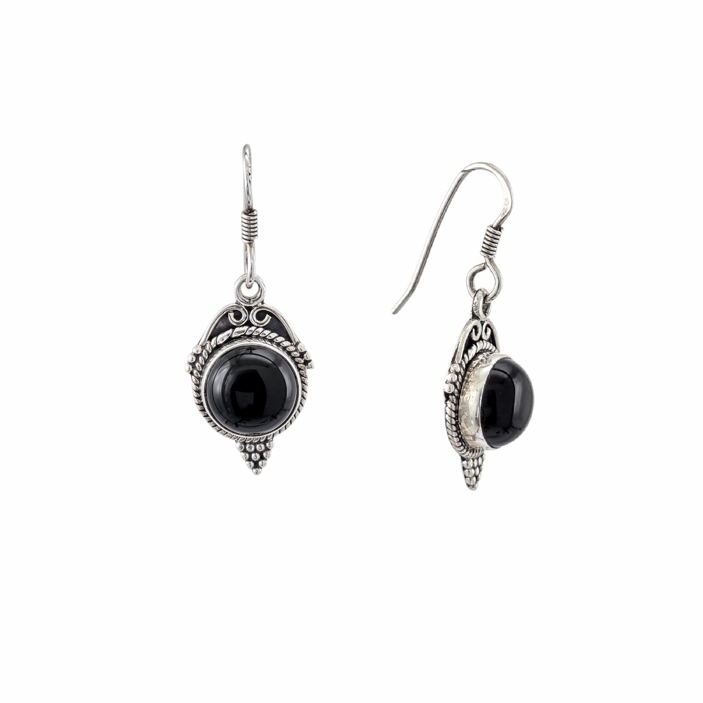 Boucles d'oreilles pendantes en argent sterling 925 oxydé avec onyx noir naturel cabochon rond, cadre ciselé torsadé et granulé en forme de feuille pointue, 23x14mm, fond blanc