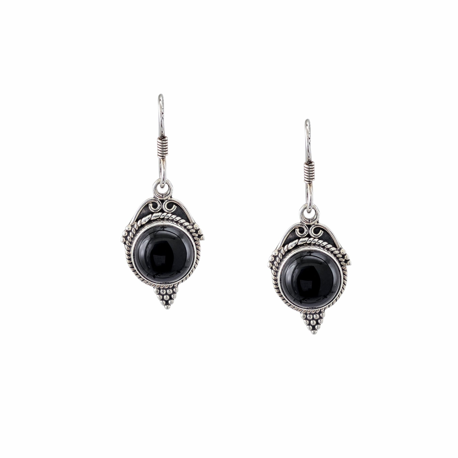 Boucles d'oreilles pendantes en argent sterling 925 oxydé avec onyx noir naturel cabochon rond, cadre ciselé torsadé et granulé en forme de feuille pointue, 23x14mm, fond blanc
