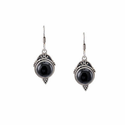 Boucles d'oreilles pendantes en argent sterling 925 oxydé avec onyx noir naturel cabochon rond, cadre ciselé torsadé et granulé en forme de feuille pointue, 23x14mm, fond blanc