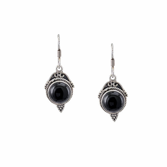 Boucles d'oreilles pendantes en argent sterling 925 oxydé avec onyx noir naturel cabochon rond, cadre ciselé torsadé et granulé en forme de feuille pointue, 23x14mm, fond blanc