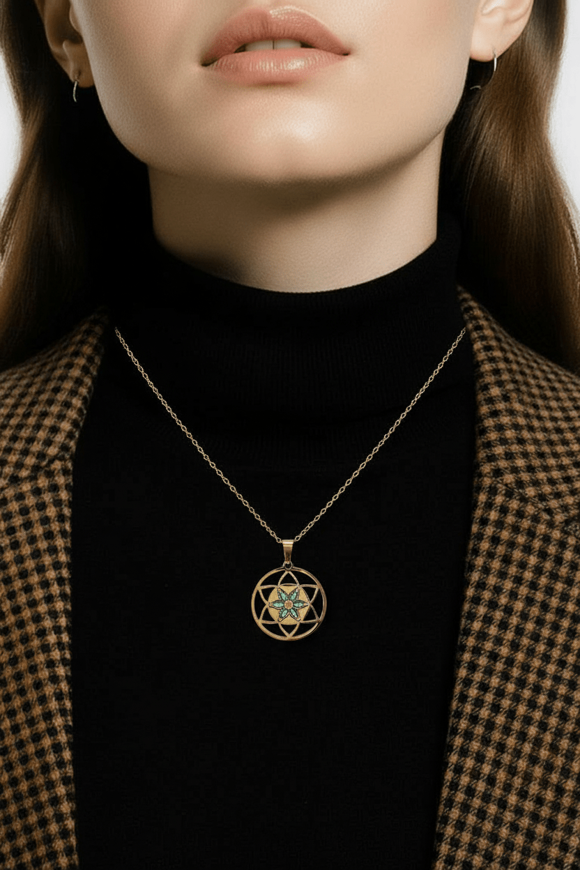 Lotus Émeraude – Collier Doré 20 mm - Alberto Bijoux