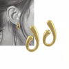 Boucle d’oreille dorée en forme de vague organique – modèle Vague Dorée en acier inoxydable
